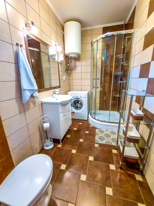 Bathroom with a shower cabin and washing machine